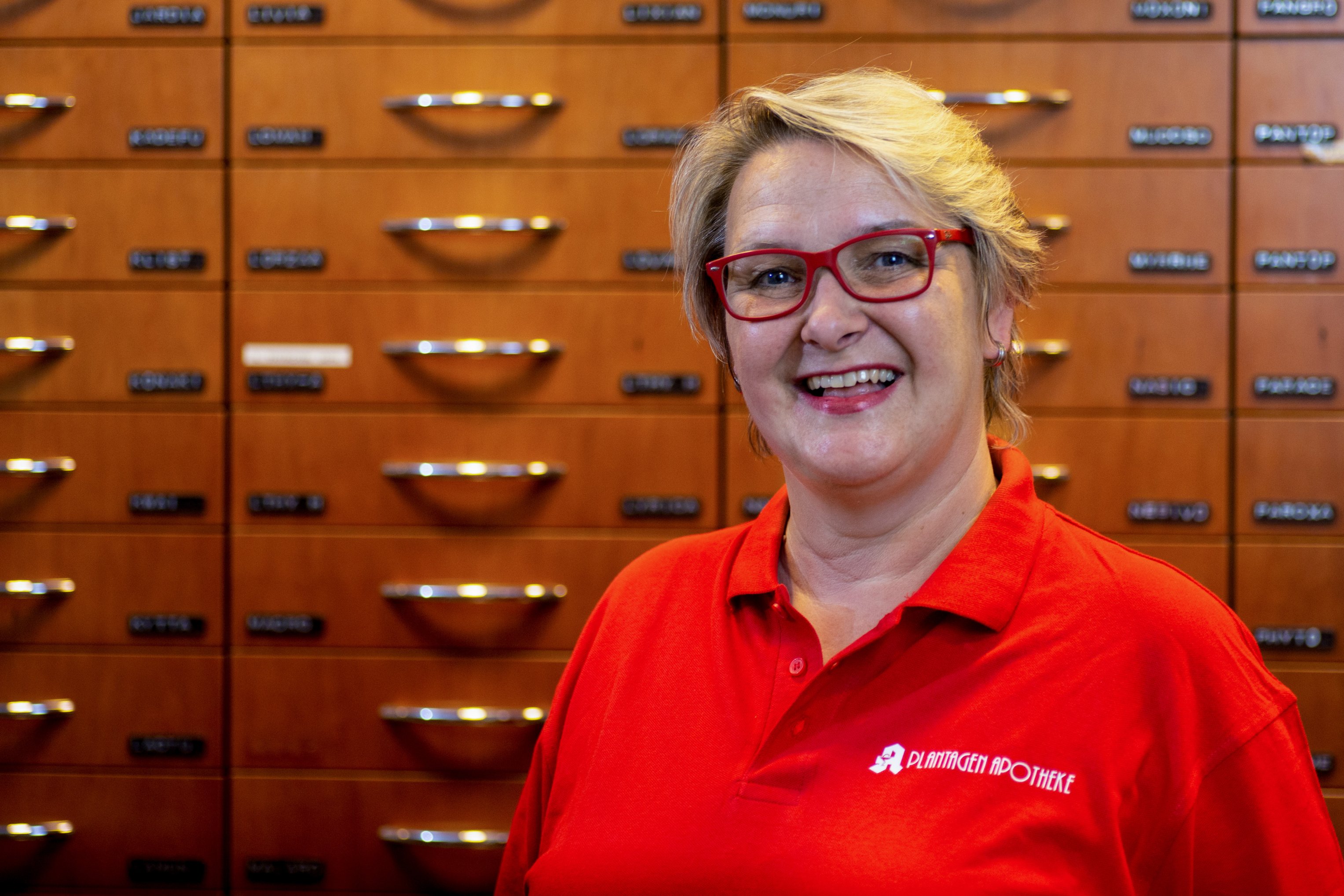 Das Bild zeigt ein Porträt der Apothekerin Annette Warminski