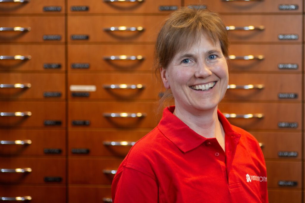 Das Bild zeigt ein Porträt der Apothekeninhaberin Antje Oesberg.