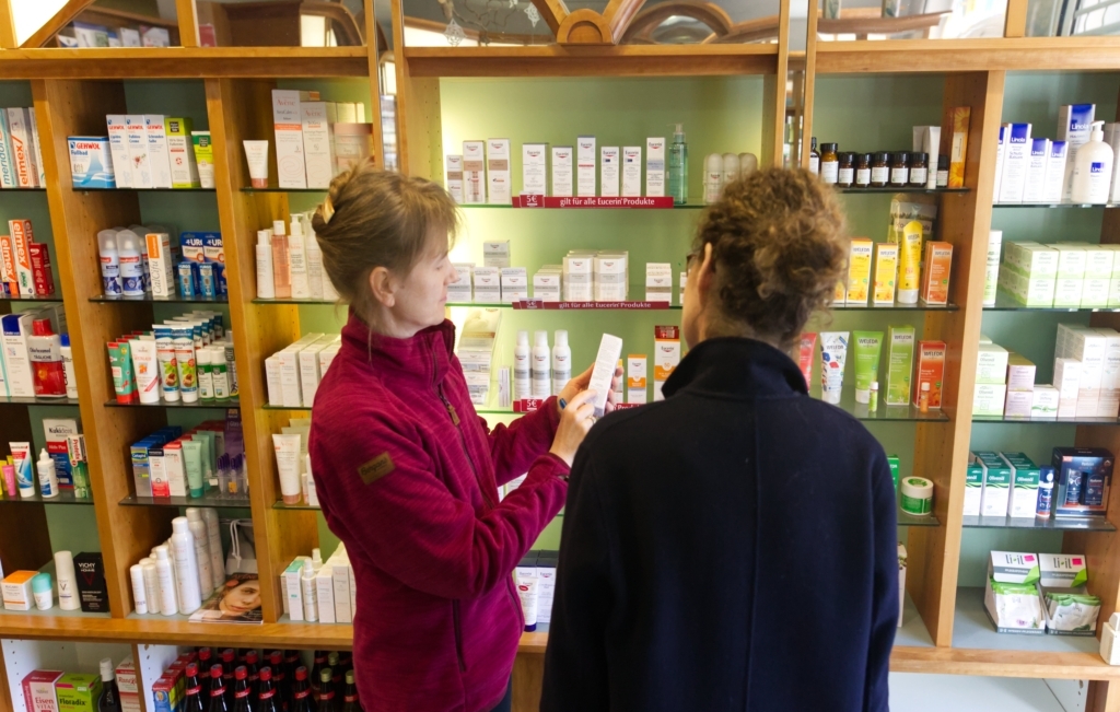 Das Bild zeigt eine Beratungssituation in der Plantagen Apotheke vor dem Kosmetikregal.