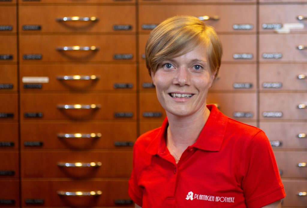 Das Bild zeigt ein Mitarbeiter-Porträt der PTA Angelique Bressè.