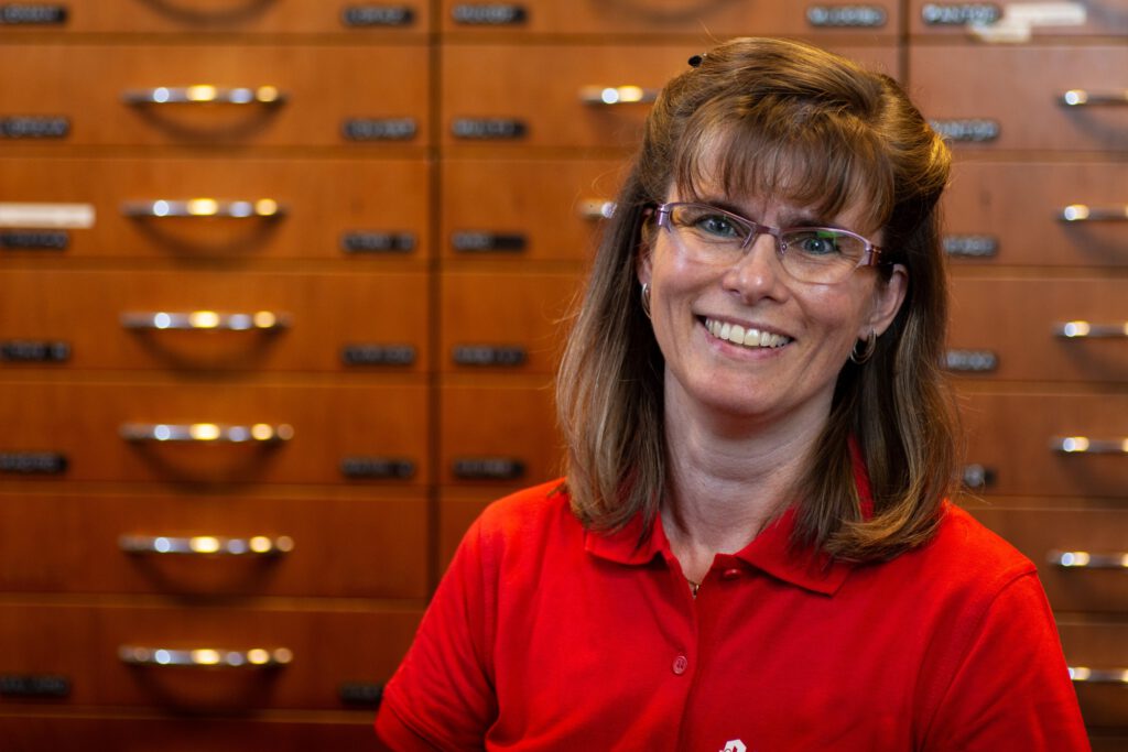 Das Bild zeigt ein Mitarbeiter-Porträt der Apothekerin Jana Hauch.