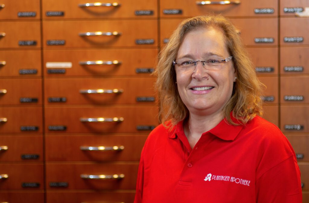 Das Bild zeigt ein Mitarbeiter-Porträt der PI Petra Lochter.