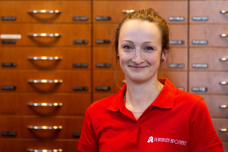 Das Bild zeigt ein Mitarbeiter-Porträt der PTA Tanja Opitz.