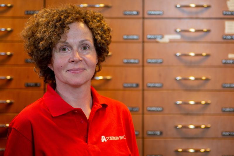 Das Bild zeigt ein Mitarbeiter-Porträt der PTA Jana Werner.