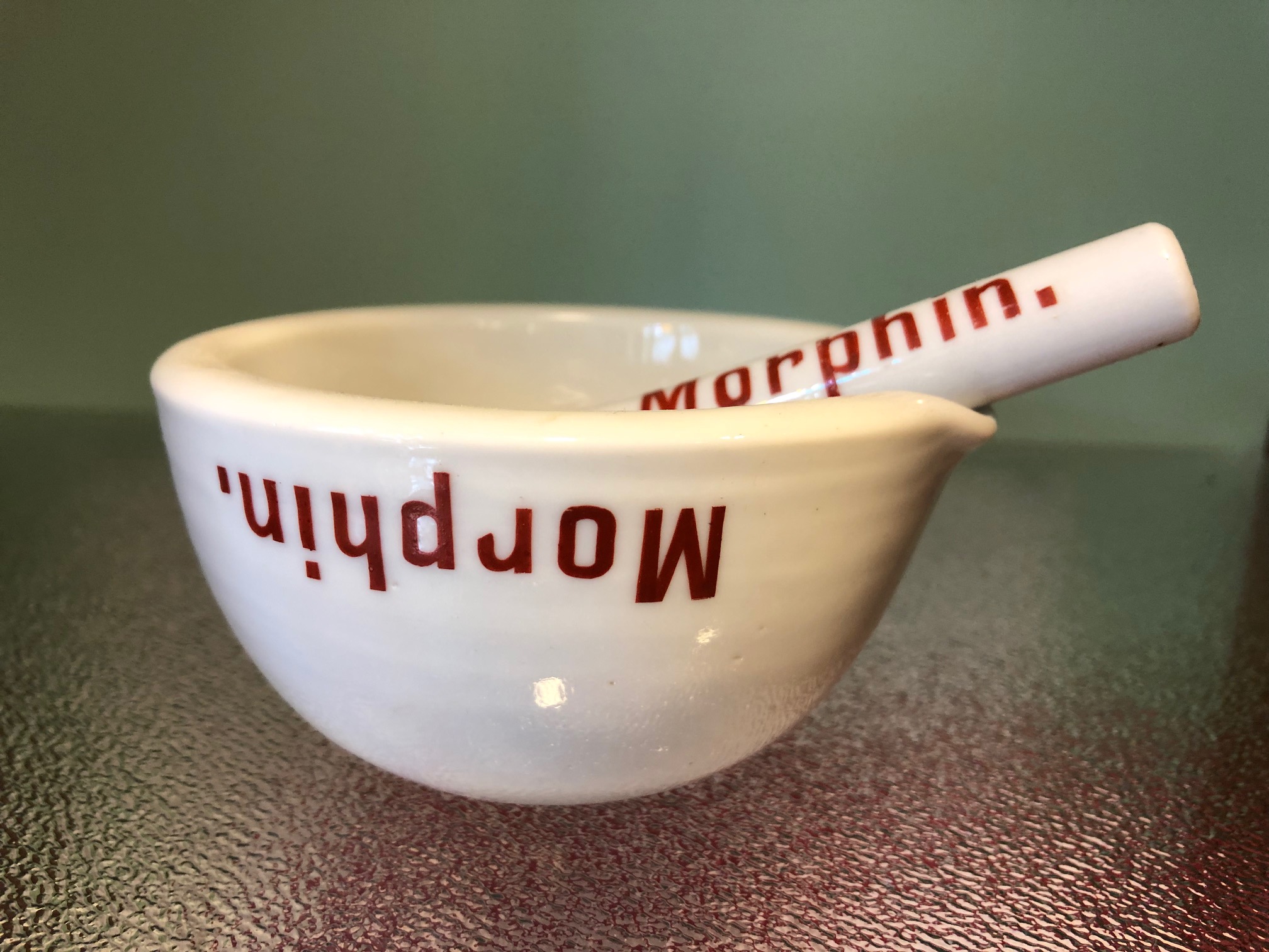 Das Bild zeigt einen historischen Morphinmörser der Plantagen Apotheke.