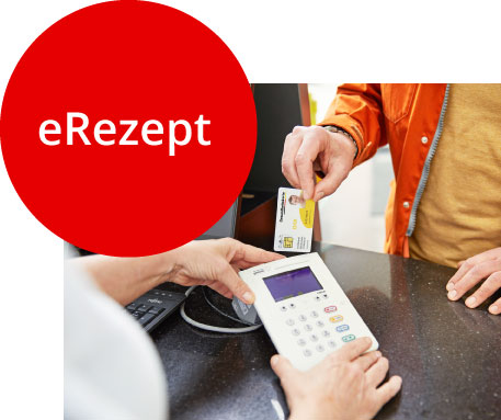Das Bild zeigt einen Patienten mit seiner Krankenkassenkarte, die im Apothekenterminal gesteckt werden soll zur E-Rezept-Einlösung.