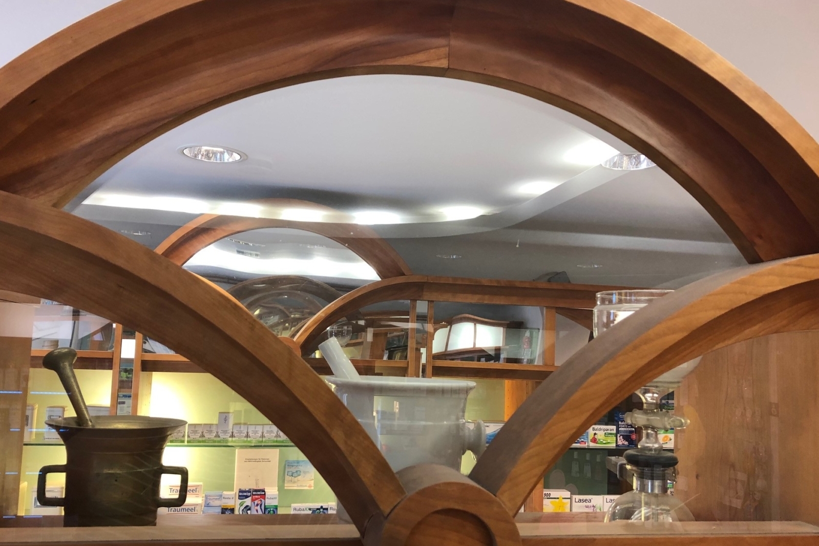 Das Bild zeigt einen Ausschnitt aus der Möblierung der Plantagen Apotheke in Bogenform.