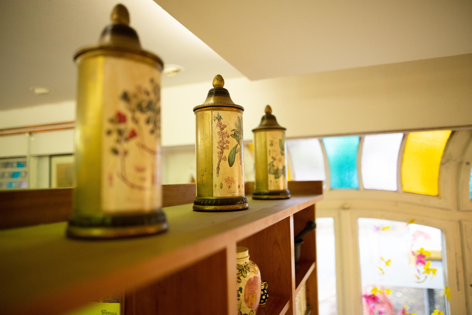 Das Bild zeigt drei historische Apothekenstandgefäße als Dekoration der Plantagen Apotheke.