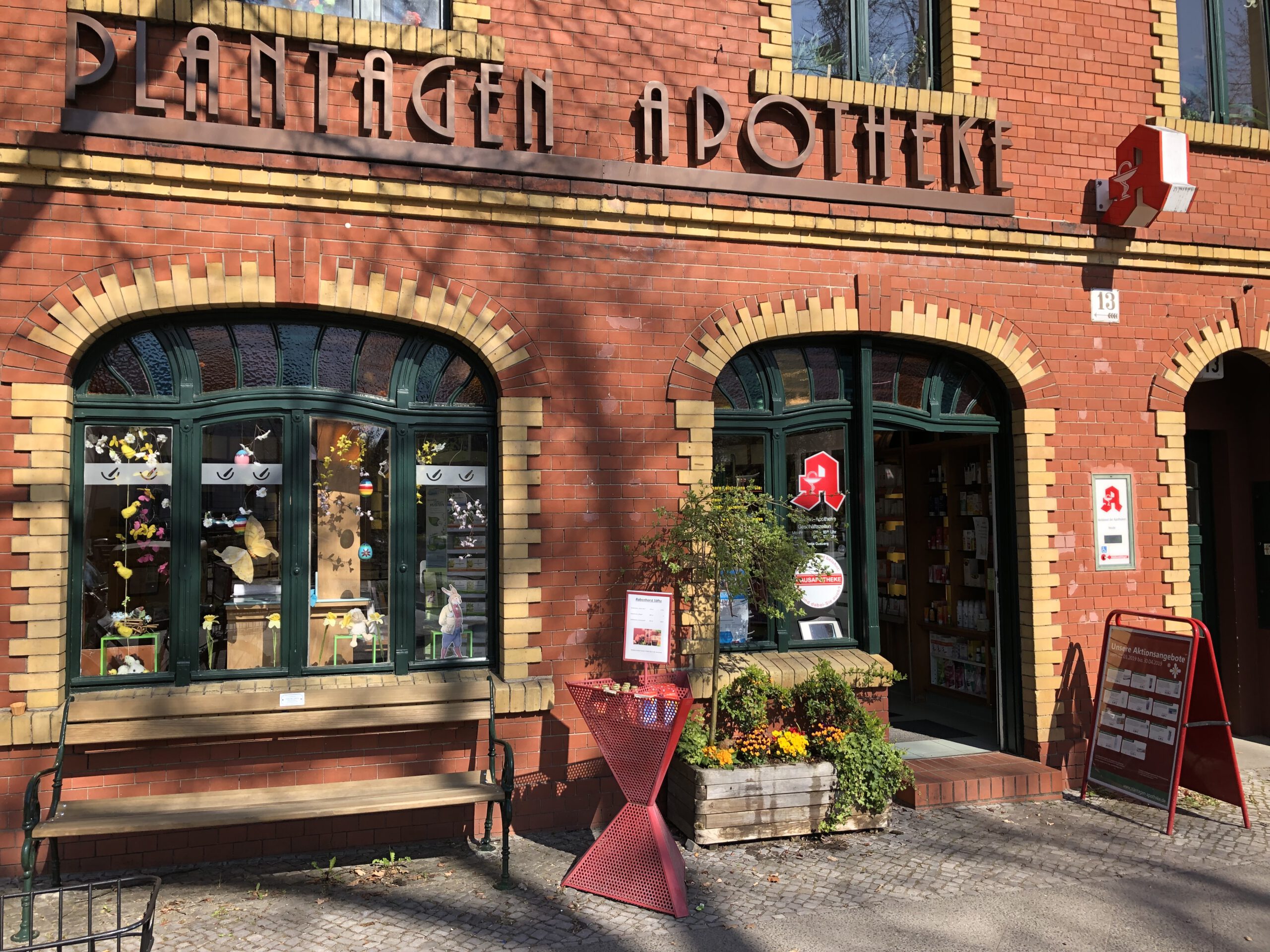 Das Bild zeigt die Frontalansicht der Plantagen Apotheke.